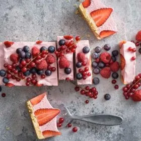 TRANCHES DE MOUSSE À LA FRAISE